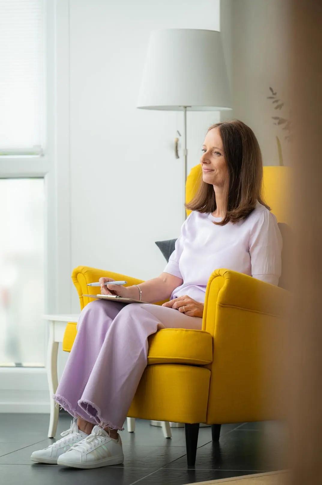 Tanja Tremmel bei Psychotherapie sitzend in gelben Stuhl