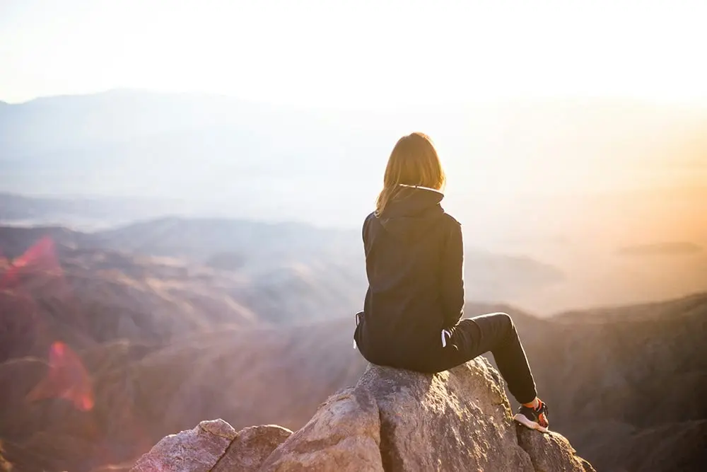 Friedliche Person in Meditationshaltung, die inneren Frieden und Akzeptanz symbolisiert