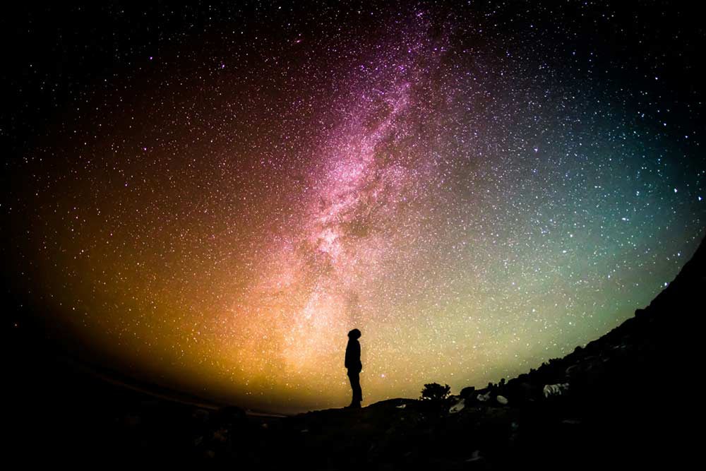 Silhouette einer Person am Nachthimmel mit Sternen - Symbolisiert Wissen der klassischen Therapie mit der Weisheit der Seele