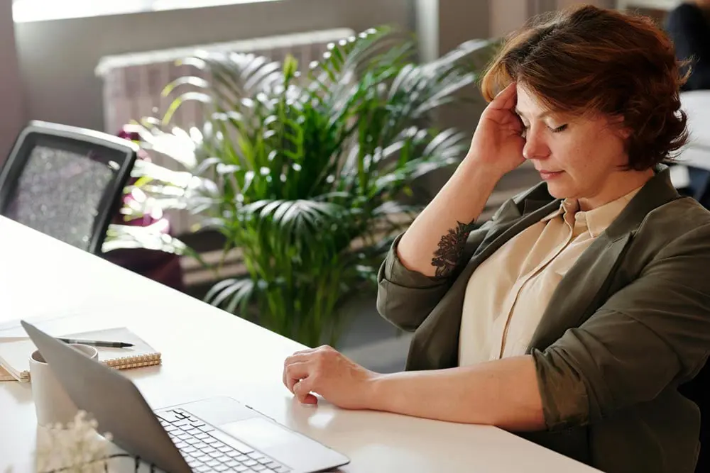 Erschöpfter Mensch mit Anzeichen von Burnout-Symptomen